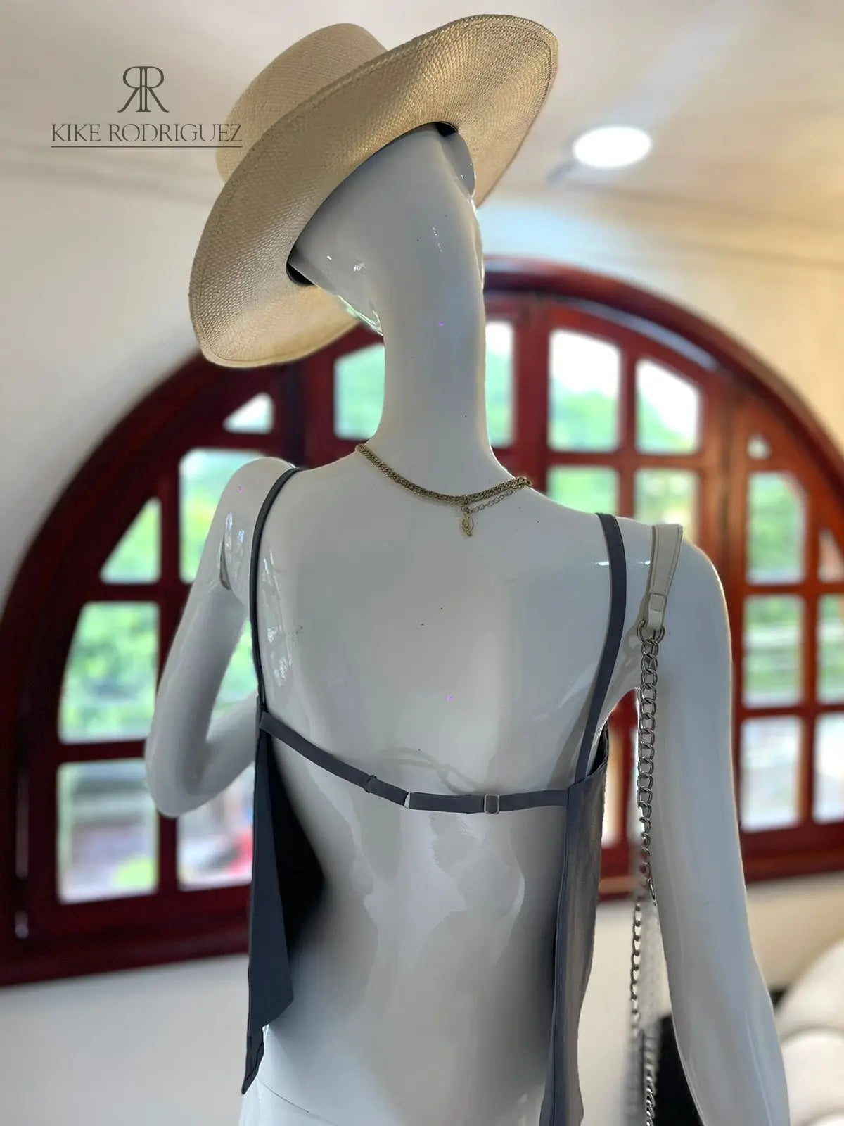 Imagen de la Blusa Colibrí en color gris vista desde la parte trasera, mostrando sus tirantes ajustables y diseño fluido