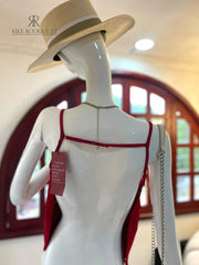 Imagen de la Blusa Colibrí en color rojo vista desde la parte trasera, mostrando sus tirantes ajustables y diseño fluido.