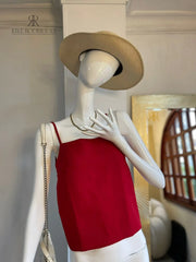 Imagen de la Blusa Colibrí en color rojo vista desde la parte trasera, mostrando sus tirantes ajustables y diseño fluido.