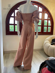 Conjunto rosa con crop top de nudo frontal y pantalón de pierna ancha, ideal para eventos casuales y elegantes