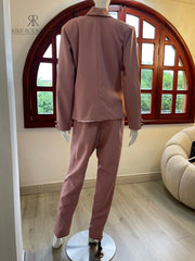 Detalle del conjunto Sofía mostrando el diseño estructurado del blazer y el pantalón recto en rosa palo.