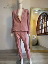 Conjunto Sofía en rosa palo con blazer de corte clásico y pantalón recto, ideal para eventos formales.