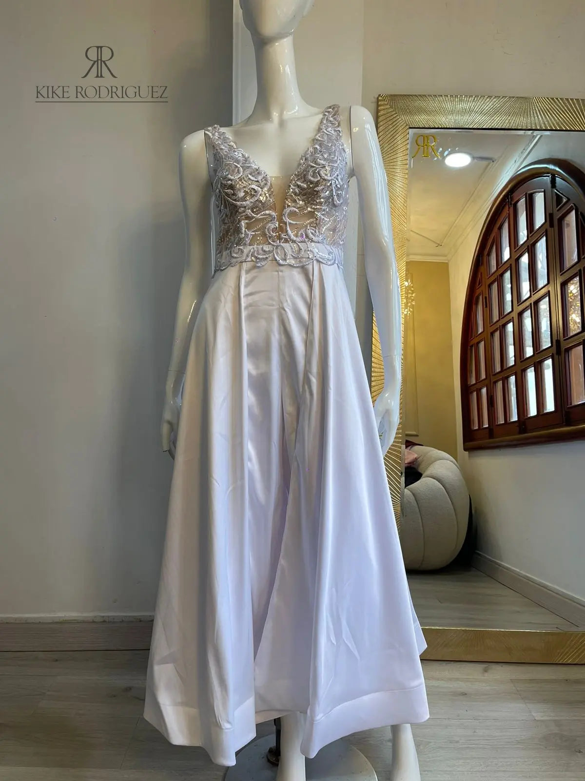 Enterizo blanco elegante con detalles bordados y falda fluida, ideal para eventos formales