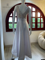 Vista lateral del enterizo blanco con bordado delicado y diseño fluido perfecto para bodas y ocasiones especiales