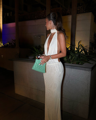 Detalle del cuello halter y escote del Vestido Opulence blanco elegante.