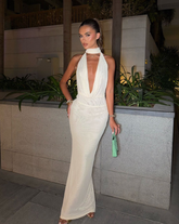 Vestido Opulence blanco largo con escote profundo en V y cuello halter de KIKE RODRIGUEZ.