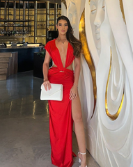 Vestido Victoria rojo largo de KIKE RODRIGUEZ con espalda descubierta y acabado satinado, vista posterior en restaurante elegante.