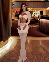 Mujer luciendo el Set Mercury NUDE, top y falda con transparencias, en ambiente elegante