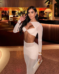 Modelo de perfil usando el Set Mercury NUDE, destacando detalles sensuales y sofisticados