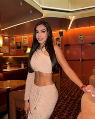 Conjunto nude drapeado Euphoria chic, top un hombro y pantalón fluido – KIKE RODRÍGUEZ