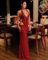 Mujer usando set vino con top de lentejuelas y escote profundo, falda larga drapeada, look elegante nocturno – KIKE RODRIGUEZ.