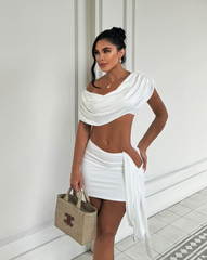 Vista frontal del Set Pecado Blanco, mostrando detalles de hombro caído y abertura lateral