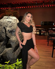 Vista frontal del Set Pecado Negro, mostrando detalles de hombro caído y abertura lateral