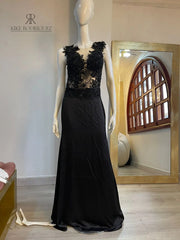 Vestido Alexandra en negro con encaje detallado y falda fluida, ideal para eventos de gala.