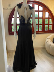 Vista lateral del vestido Alexandra en negro mostrando detalles del encaje bordado y diseño elegante