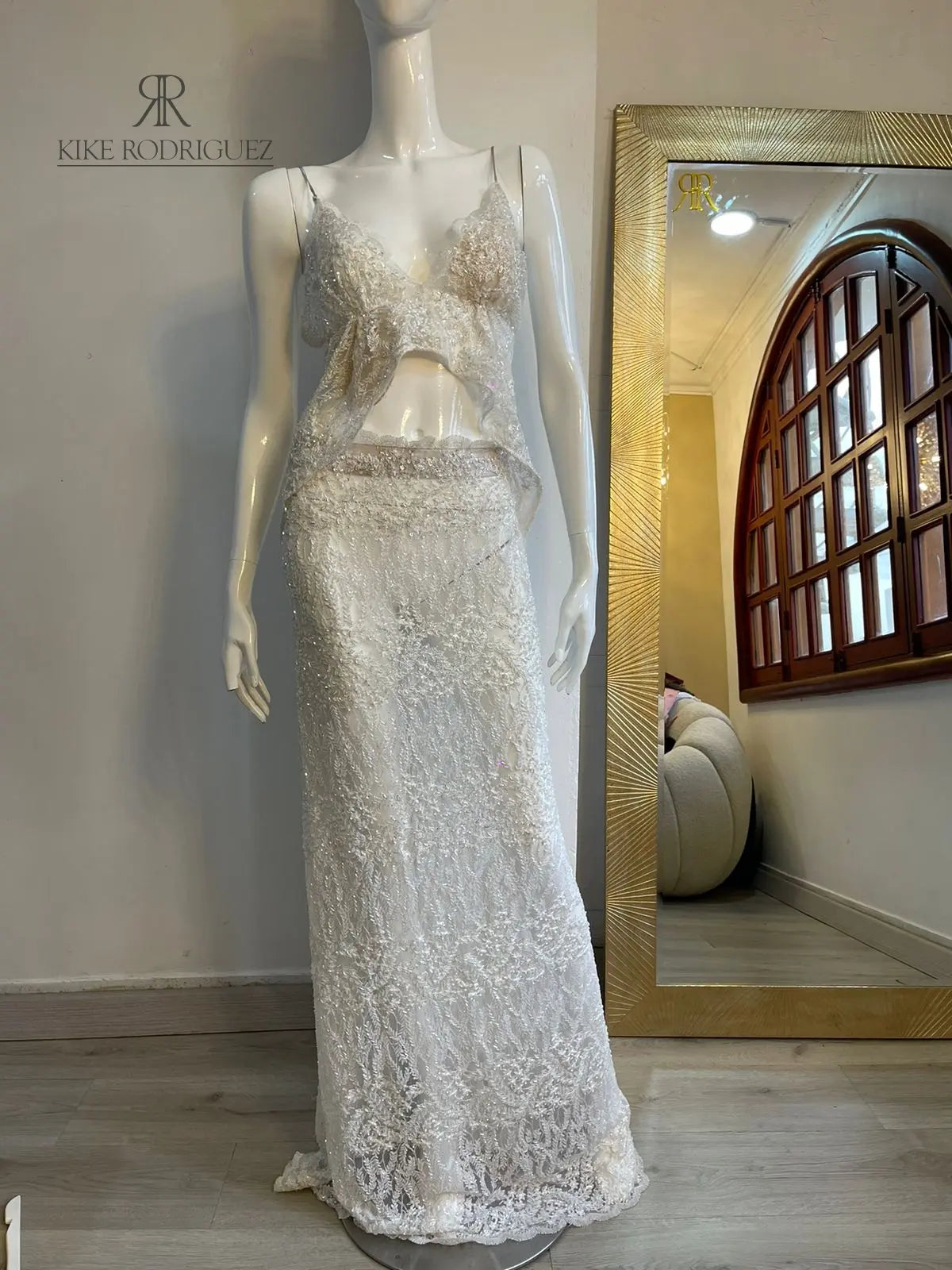 Vestido Aurora en blanco con encaje bordado y diseño fluido, perfecto para bodas y eventos formales