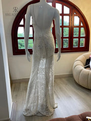 Detalle del vestido Aurora mostrando el encaje transparente y diseño elegante para celebraciones especiales