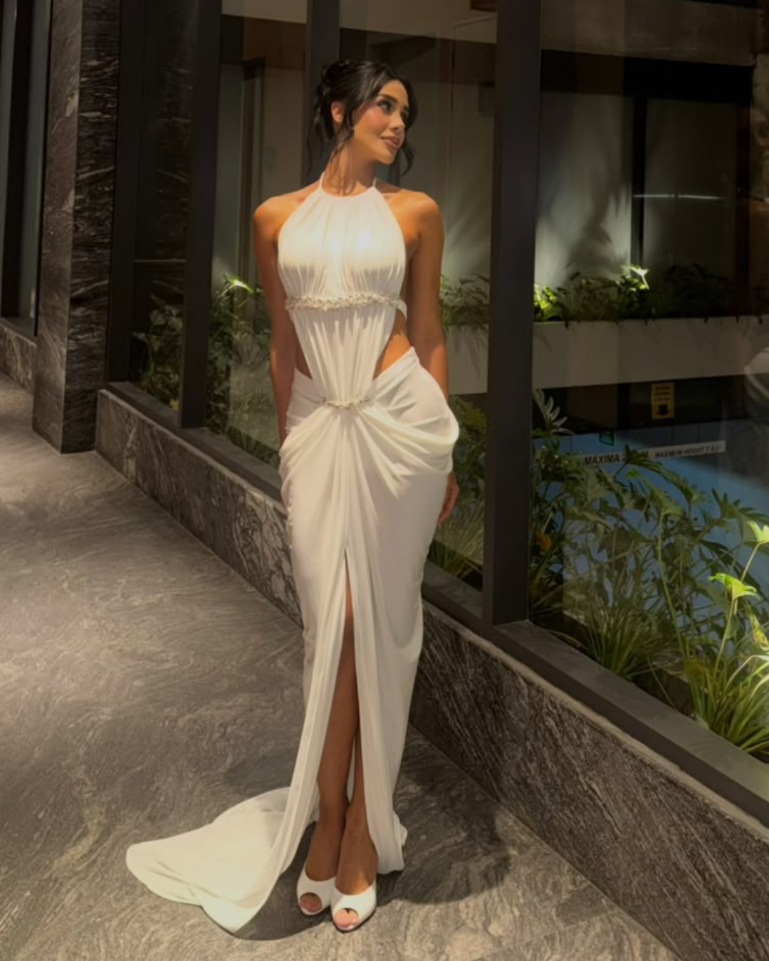 Vestido Crystal Blanco largo de KIKE RODRIGUEZ con cuello halter y pedrería elegante.