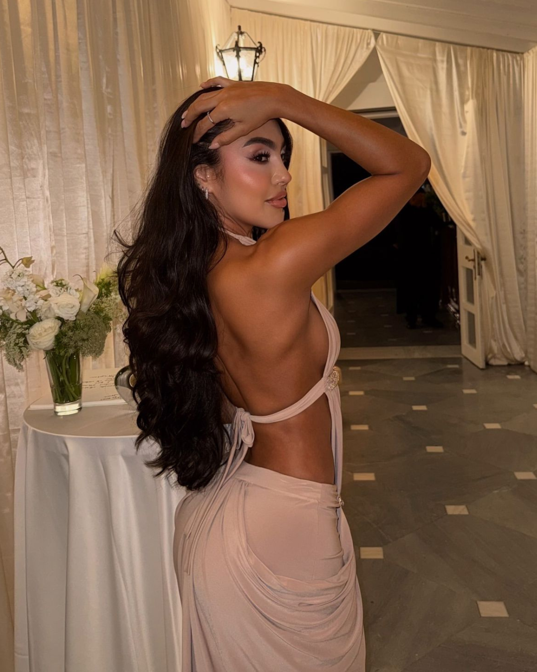 Espalda descubierta del vestido Crystal Nude con diseño elegante y sofisticado