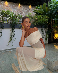 Modelo sentada luciendo el Vestido Mayhem Blanco, mostrando elegancia y diseño sofisticado.