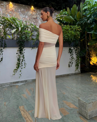 Vista posterior del Vestido Mayhem Blanco, resaltando detalles drapeados y caída fluida.