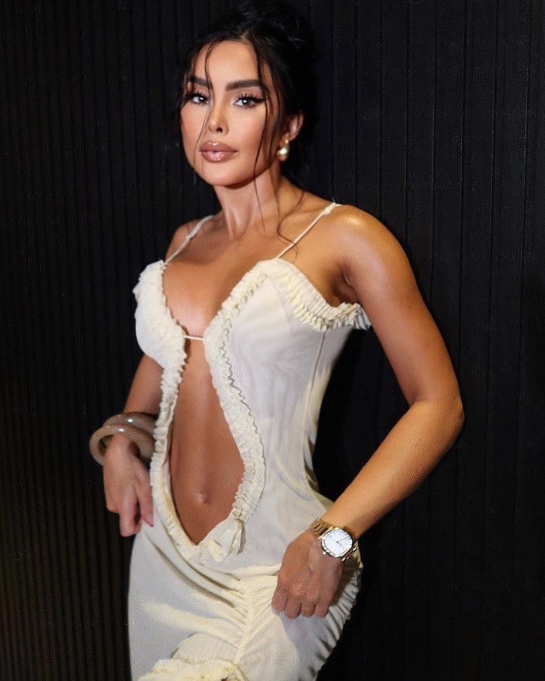 vestido blanco con corte central y diseño elegante mujer outfit noche