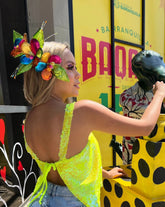 Accesorio de cabello en forma de flor multicolor con lentejuelas, ideal para eventos especiales, carnavales y fiestas, destacando por sus colores vibrantes y detalles brillantes.