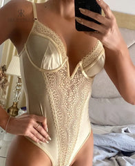 Body de encaje dorado para mujer, elegante y sensual, ideal para realzar la feminidad con un toque sofisticado.