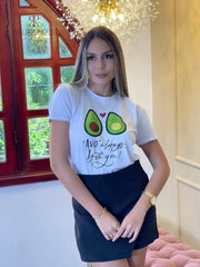 Camiseta blanca con un adorable estampado de dos mitades de aguacate y el texto "Avo" Always Love You. Ideal para los amantes de los aguacates. Disponible en promoción de 3 por $129,900 en KIKE RODRIGUEZ. ¡Perfecta para un look casual y divertido!