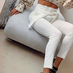 Pantalón blanco con lazo para mujer, ideal para un look elegante y versátil.