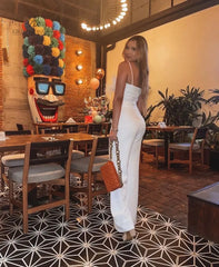 Pantalón blanco de pierna ancha para mujer, ideal para un look elegante y versátil.