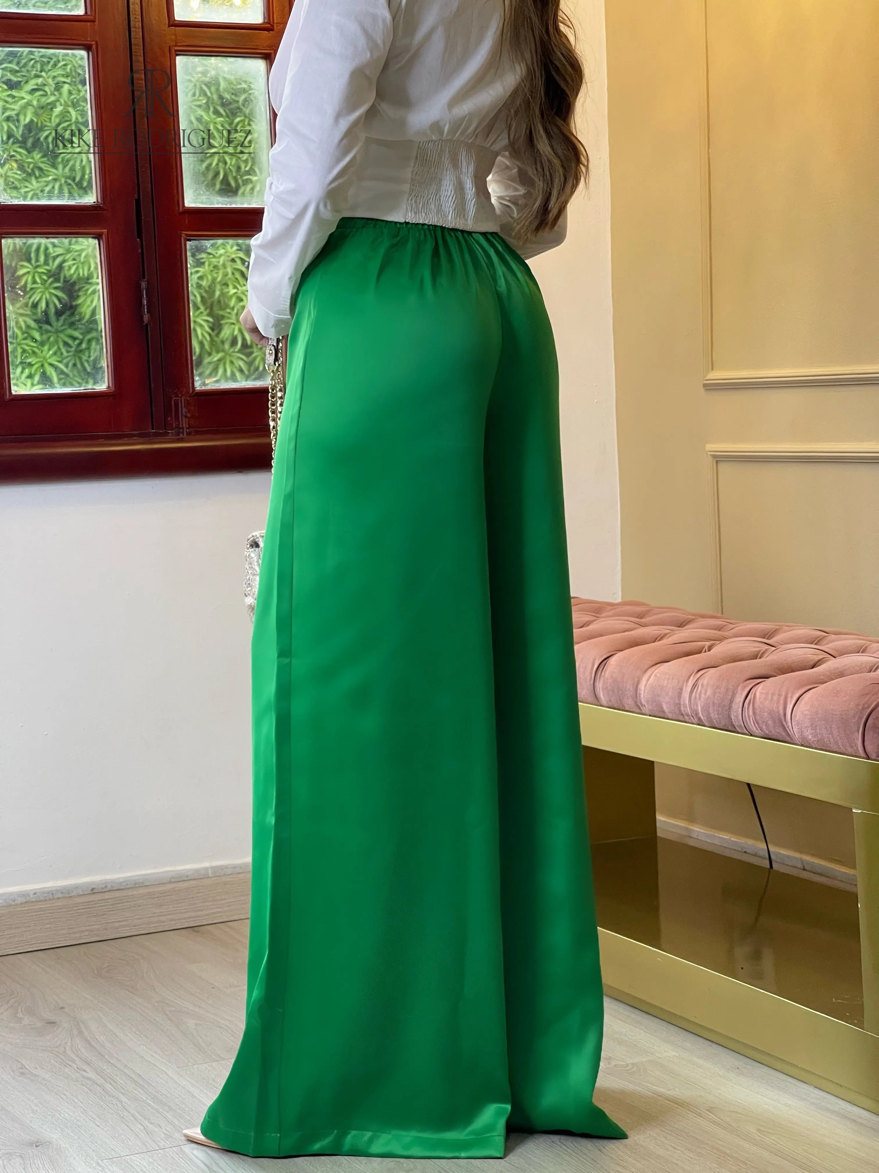 Pantalón color verde para mujer, perfecto para un look sofisticado y moderno.