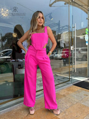 Pantalón fucsia de talle alto para mujer, ideal para un look llamativo y moderno.