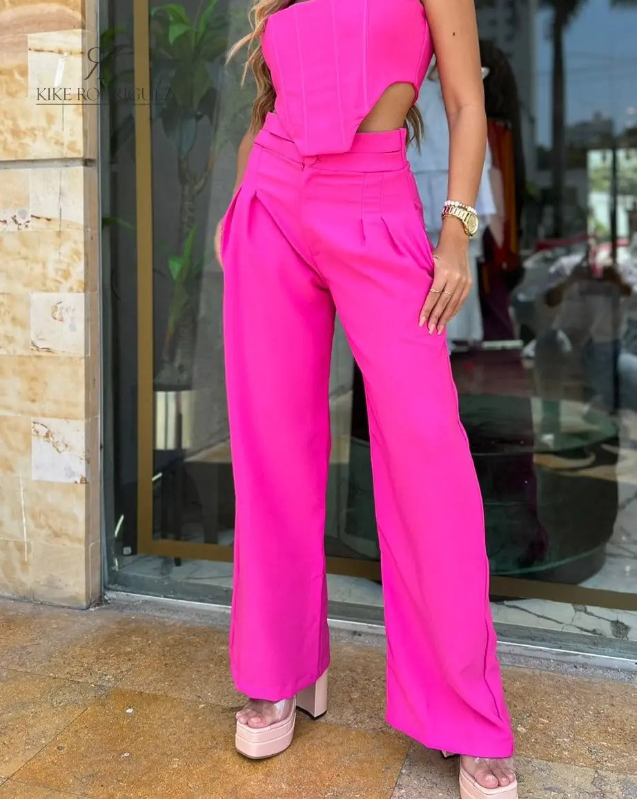 Pantalón fucsia de talle alto para mujer, ideal para un look llamativo y moderno.