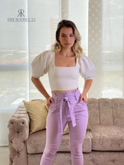 Pantalón lila con lazo para mujer, ideal para un look femenino y moderno.