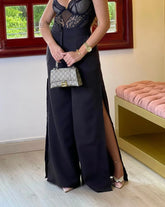 Pantalón negro con abertura lateral para mujer, ideal para un look moderno y elegante.