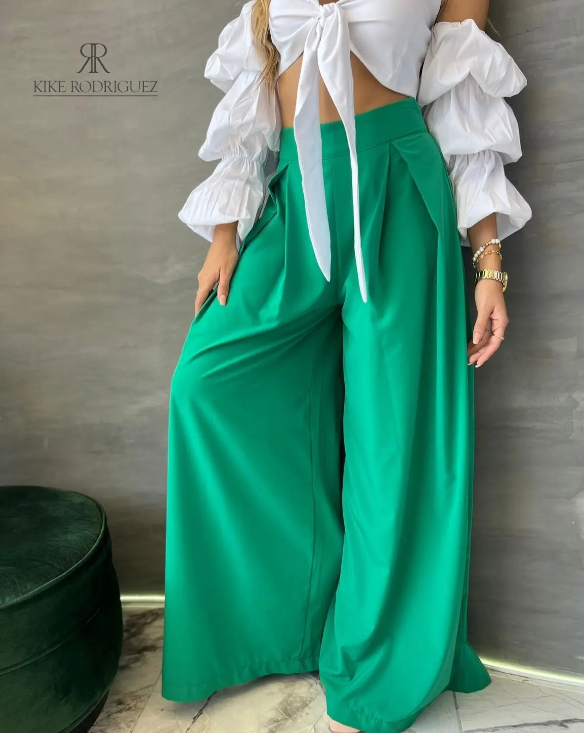 Pantalón palazzo color verde para mujer, ideal para un look moderno y distinguido.