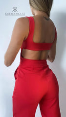 Pantalón rojo de pierna ancha para mujer, ideal para un look elegante y moderno.