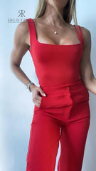 Pantalón rojo de pierna ancha para mujer, ideal para un look elegante y moderno.