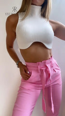 Pantalón rosa con lazo para mujer, ideal para un look femenino y moderno.