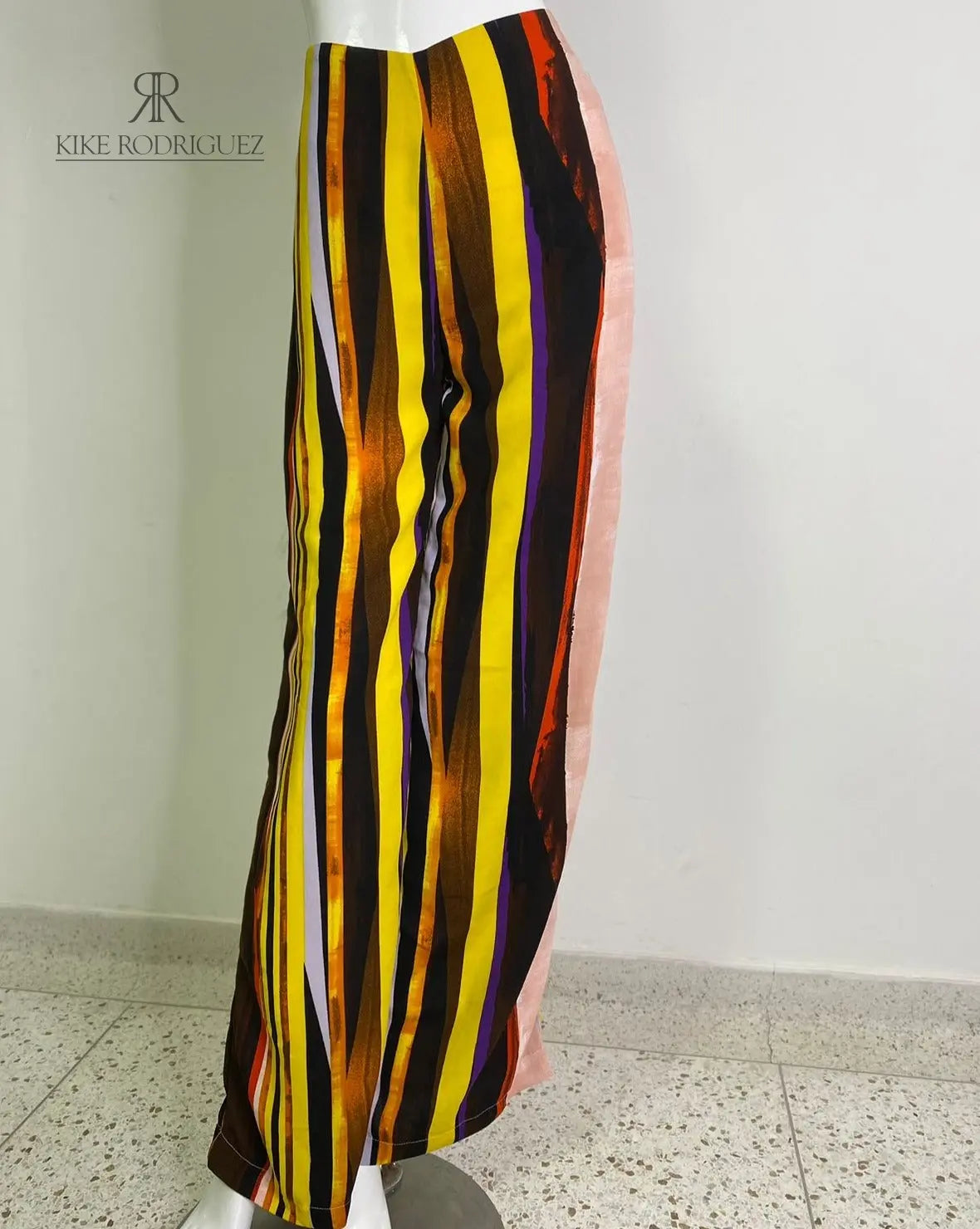Pantalones anchos de rayas multicolor para mujer, vibrantes y modernos, ideales para cualquier ocasión, de KIKE RODRIGUEZ.