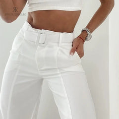 Pantalones blancos con cinturón, ideales para un look elegante y sofisticado.