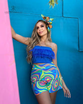 Short con estampado psicodélico multicolor, ideal para un look vibrante y único.