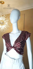 Top corto de rayas con nudo frontal en color vino para mujer, elegante y moderno, ideal para cualquier ocasión, de KIKE RODRIGUEZ.