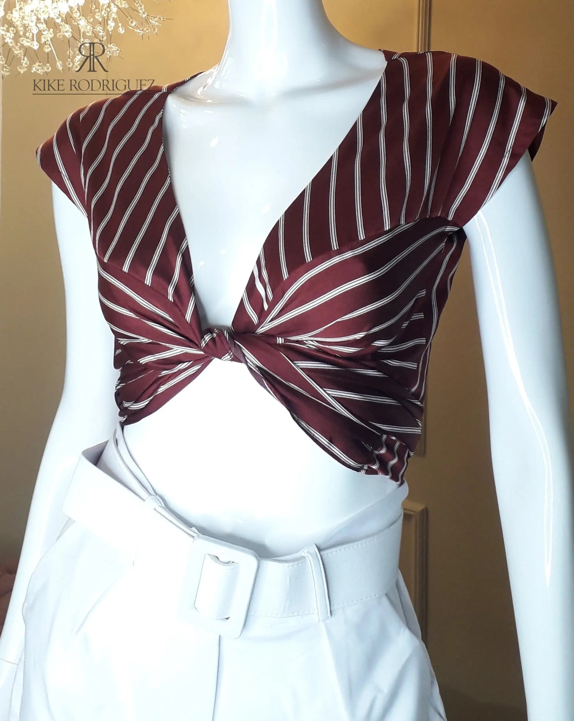 Top corto de rayas con nudo frontal en color vino para mujer, elegante y moderno, ideal para cualquier ocasión, de KIKE RODRIGUEZ.