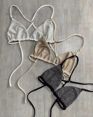 Tres tops triangulares brillantes en blanco, dorado y negro en descuento, ideales para ocasiones especiales y fiestas, disponibles en KIKE RODRIGUEZ.