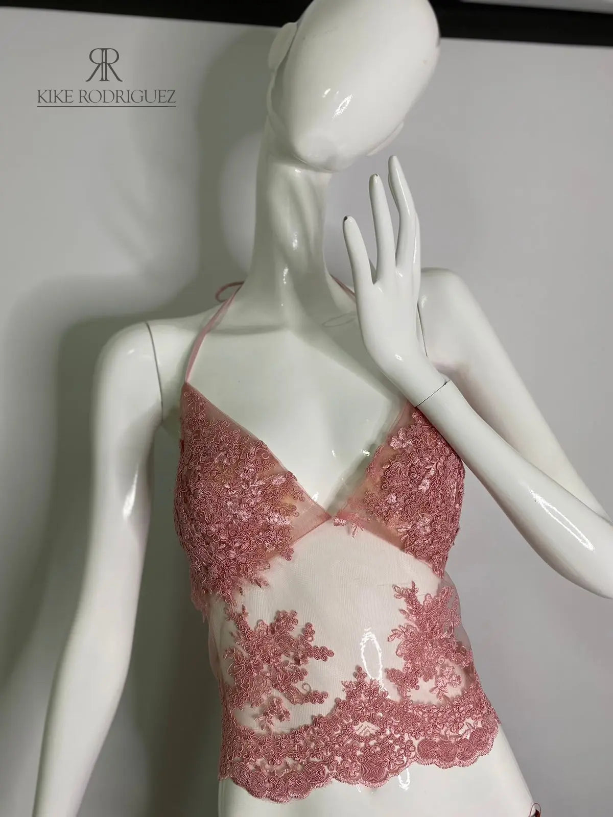 Top de encaje transparente en color rosa para mujer, elegante y sofisticado, ideal para ocasiones especiales, de KIKE RODRIGUEZ.