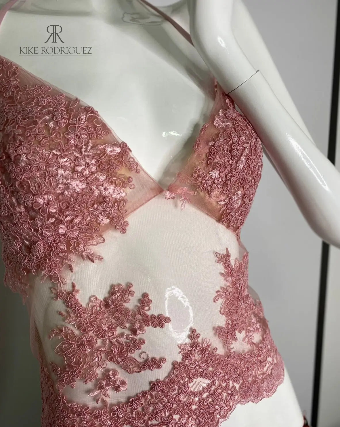 Top de encaje transparente en color rosa para mujer, elegante y sofisticado, ideal para ocasiones especiales, de KIKE RODRIGUEZ.