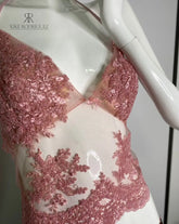 Top de encaje transparente en color rosa para mujer, elegante y sofisticado, ideal para ocasiones especiales, de KIKE RODRIGUEZ.