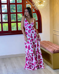 Mujer vistiendo un vestido largo con estampado floral de KIKE RODRIGUEZ en oferta, ideal para eventos especiales y ocasiones elegantes.